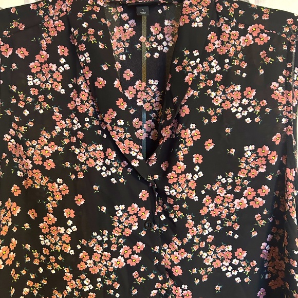 Beautiful Silky Feeling Floral Blouse in Excellent Condition - Picture 4 of 6